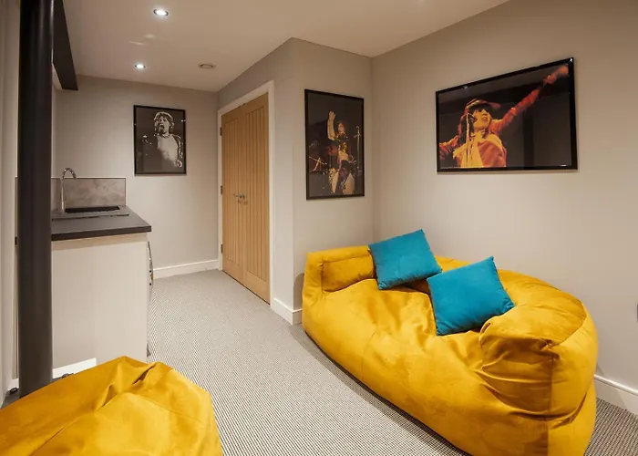 1 Castle Mews